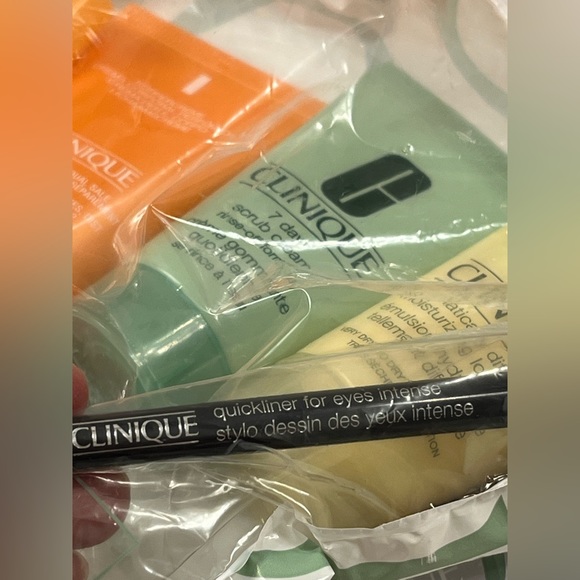 Clinique 6 piece Makeup Set with Clinique Happy - Picture 4 of 11